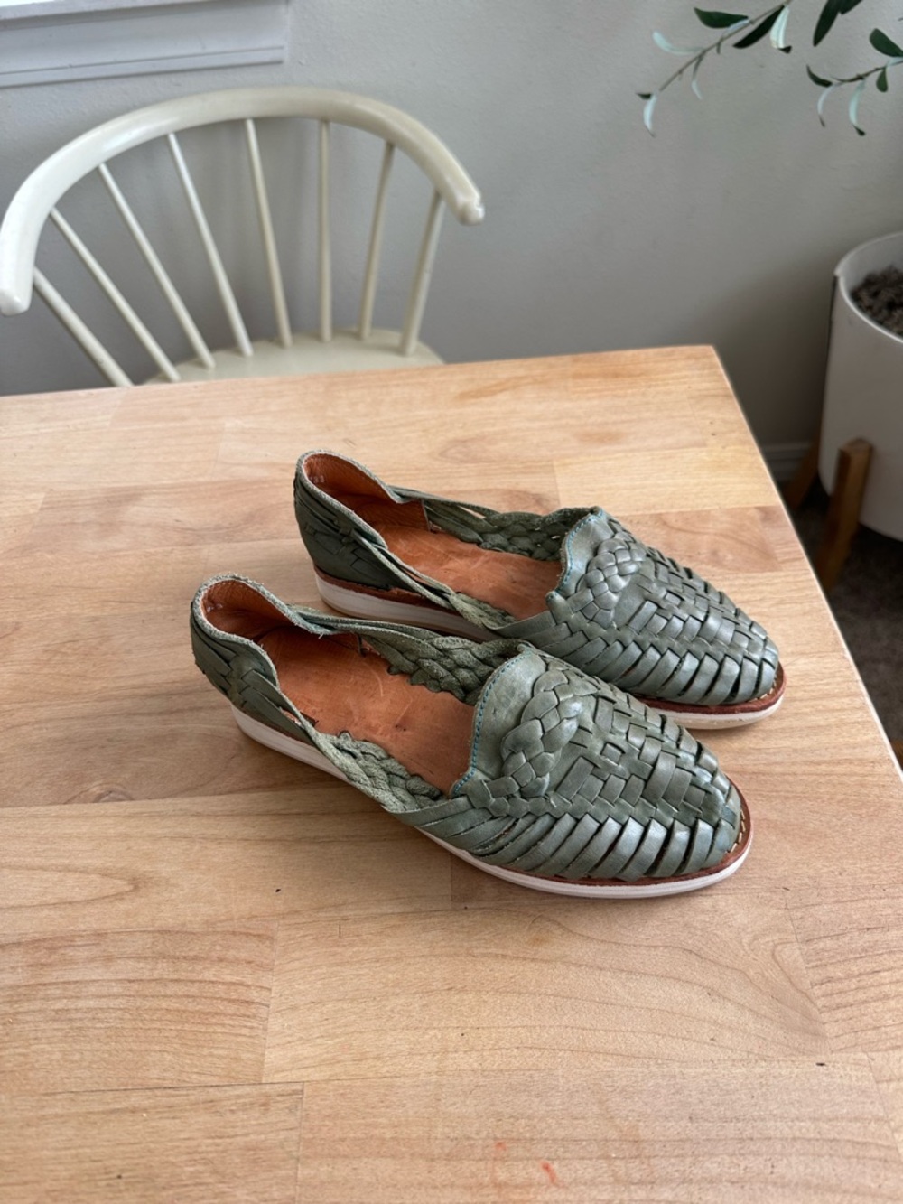 Leather hurache Slip-On Flats in Olive Green – Women’s Casual Loafers